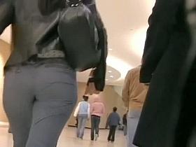 Candid street ass shaking cheecks at shopping