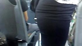 Un lindo culito en el camion autobus