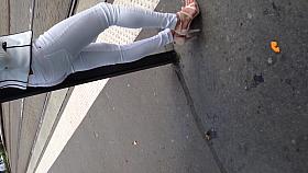 Petite jeune qui attend le tram