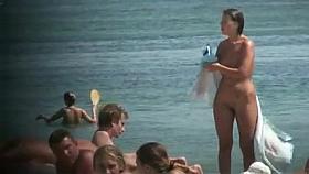 LOOK AT THIS HOT MAMA DRYING HER SKIN UNDER THE SUN