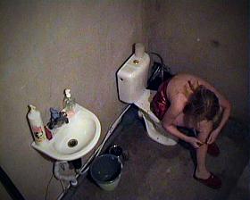 Candid pissing voyeured