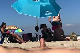 Priceless reaction of women to a guy cumming with no hands