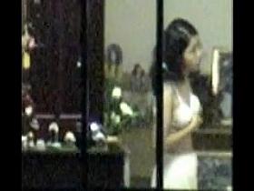 Le gusta bailar en la ventana