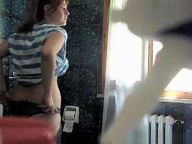 Teen pees and checks herself in mirror