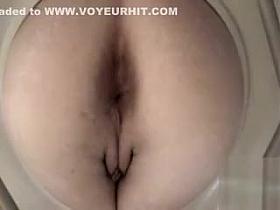 Dark haired hussy moves her anus and farts for the camera