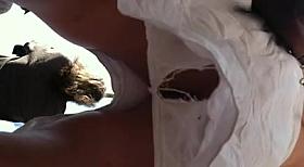 Pollerita rota y concha al aire