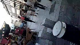 a l'arret de bus avec les 2 belles paires de jambes