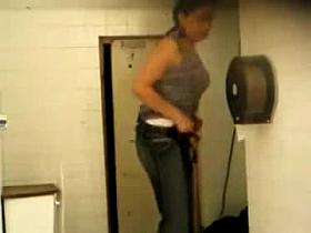 espiando en el sanitario y se acomoda el brasier