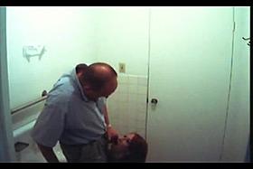 fake spy redhead gives old boyfrend head in bath