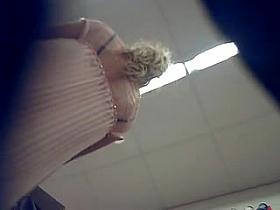 Quick upskirt of a nice teen