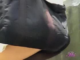 Talking on a phone made her an easy target for skirt sharks