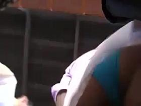 Rapidinha na entrada do trem debaixo da saia