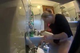 The blond angel refreshes her pussy2...