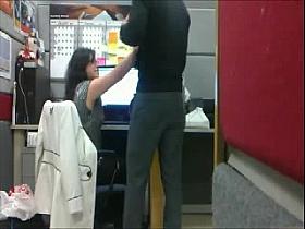 mamando el la oficina