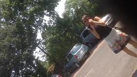 Teen auf dem Parkplatz