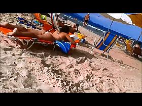 Gostosa de bikini branco na praia 1