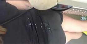 An der Bushaltestele geilen Arsch angewichst