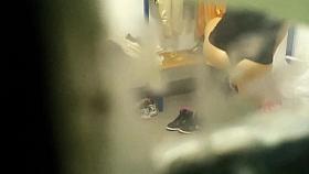 Vestuario5 - Agachada y mostrando el culo