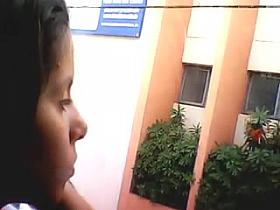 Gozando ao lado da novinha usando camisinha