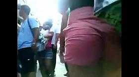 Culazo en short caminando 3