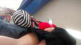 bajo su falda en tienda