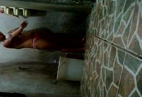 la empleada se ducha