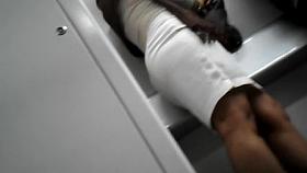 Coroa boazuda elegante no metro