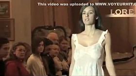 Supermodel accidentally shows her nipple