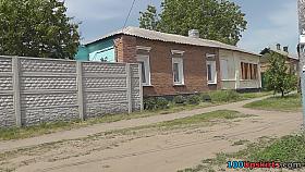 Athletic butt appeared in outdoor upskirt clip