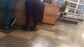 Culo grande en el metro