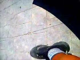 chica asiendo ginassian en la calle