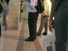 Perfect ass emphasized by a tight yoga pants in public voyeur video