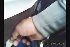 dandole dedos en el medio del culo