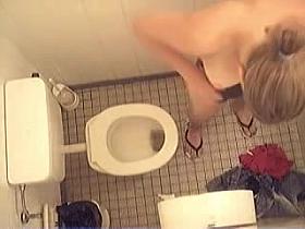 Naked girl is pissing on the hidden cam in the toilet
