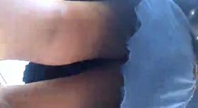 W centrum handlowym niebieska sukienka