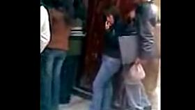 Chica se deja dar arrimones por anciano en la iglesia