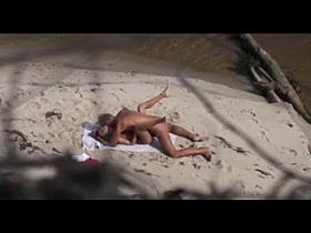 VOYEUR ON THE BEACH 4 young couple