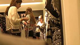 Teens shoppin' (Graz 8)
