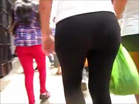 CULONA EN LEGGINS TRASPARENTE