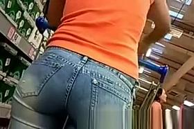 Neighbor hot ass in supermarket