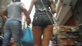 Ninfeta gostosa desfilando de short na rua