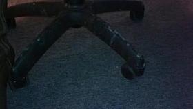 sous le bureau de la conseilliere