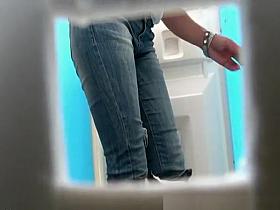 Nice ass woman pees in toilet