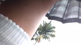 Dos chavitas bien ricas bajo sus faldas