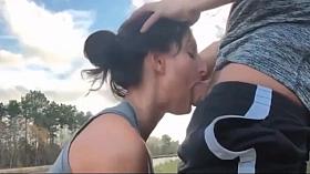 Pute etudiante qui suce au bord de la route