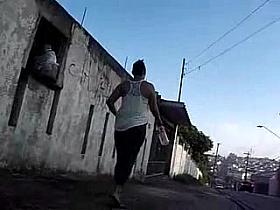 Musa morena desfilando na rua