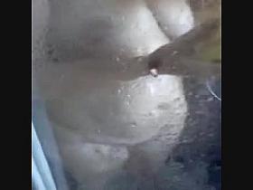 Ma chatte et mes gros seins dans ma douche