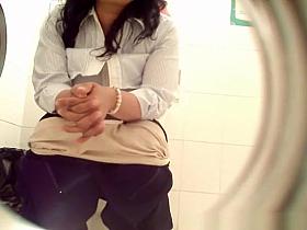 Chubby mature wife with hairy pussy pissing