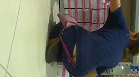 ass out of milf - culo fuori dai pantaloni