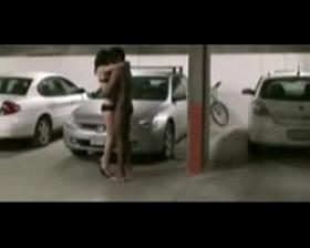 Grosse pute prise dans un parking